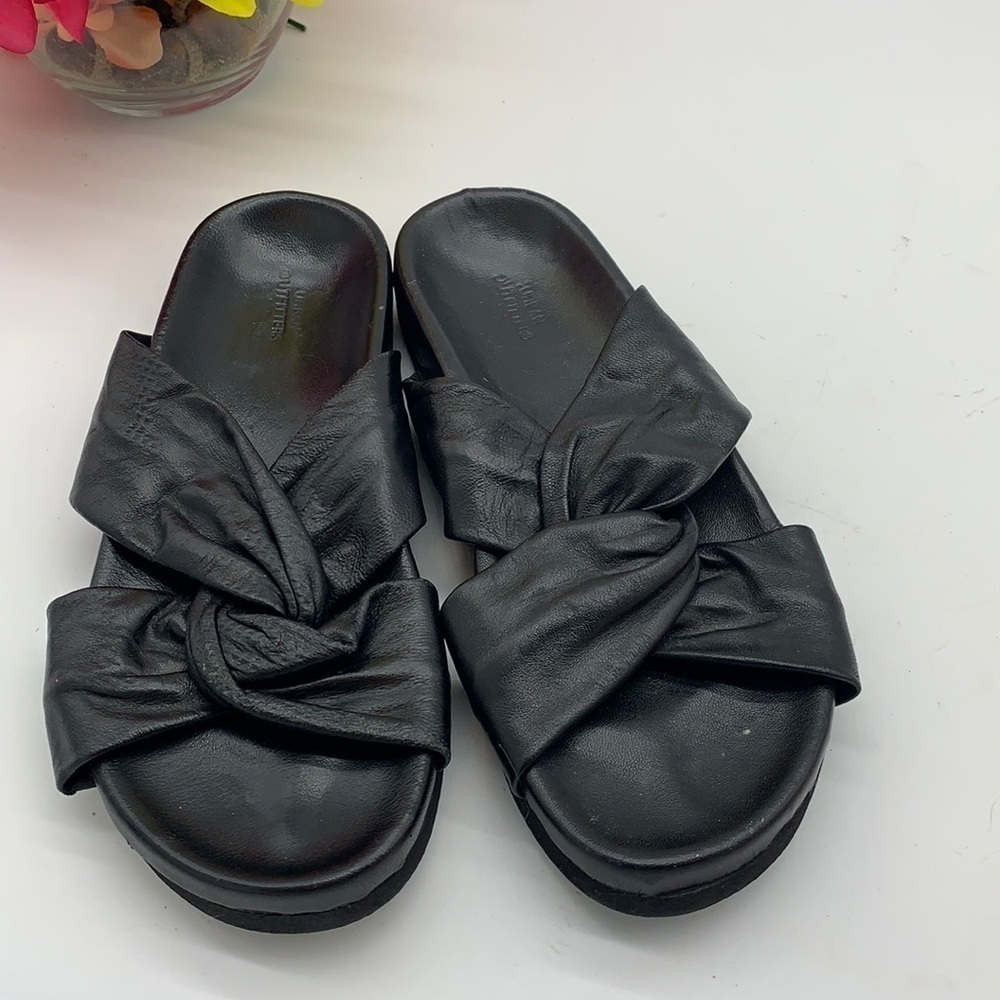 Urban Outfitters Black Leather Slip On Sandals 6. BSN0875A